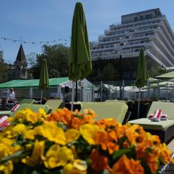 ☀️ Atpūties @baltic_beach_hotel Beach Club sauļošanās krēslos! ☀️ Piedāvājam ekskluzīvu atpūtu un neaizmirstami pozitīvu pieredzi – ērti sauļošanas zviļņi un luksusa klases kabanas pašā jūras krastā dod iespēju baudīt viļņu šalkas un saules starus visā vasaras garumā. 